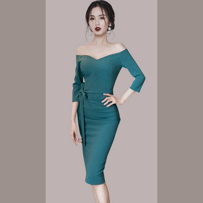 Naiste liibuv kleit langetatud õlgade ja paelaga