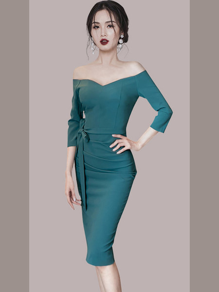 Naiste liibuv kleit langetatud õlgade ja paelaga