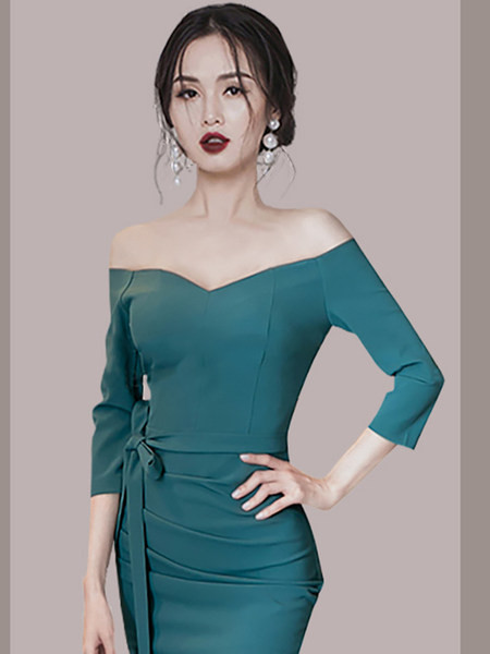 Naiste liibuv kleit langetatud õlgade ja paelaga