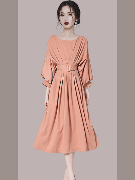 Moodne naiste kleit vöökohal ja pikkade varrukatega