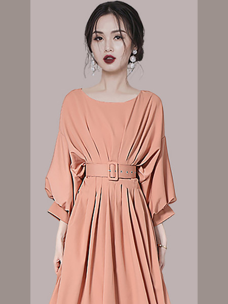 Moodne naiste kleit vöökohal ja pikkade varrukatega