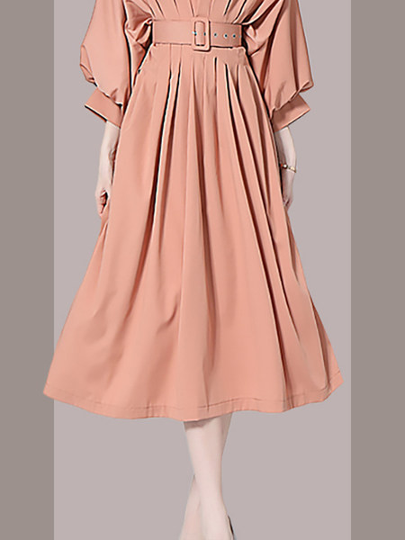 Moodne naiste kleit vöökohal ja pikkade varrukatega