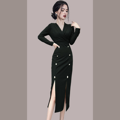 Κομψό φόρεμα με σκισίματα και κουμπιά