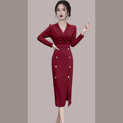 Κομψό φόρεμα με σκισίματα και κουμπιά