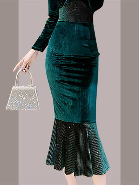 Βελούδινο γυναικείο μακρύ φόρεμα με λαιμόκοψη 