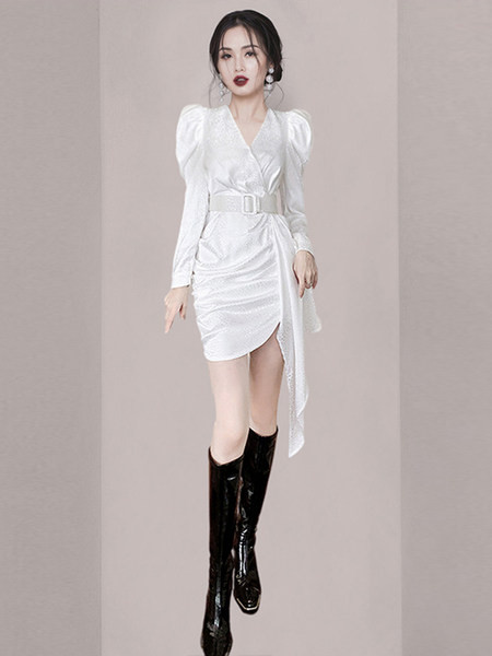 Asümmeetrilise mudeli naiste kleit valge vööga