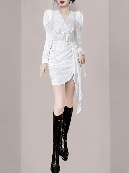 Asümmeetrilise mudeli naiste kleit valge vööga