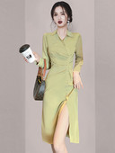 Asümmeetrilise kinnituse ja lõhikuga naiste kleit