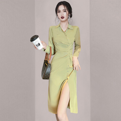 Asümmeetrilise kinnituse ja lõhikuga naiste kleit