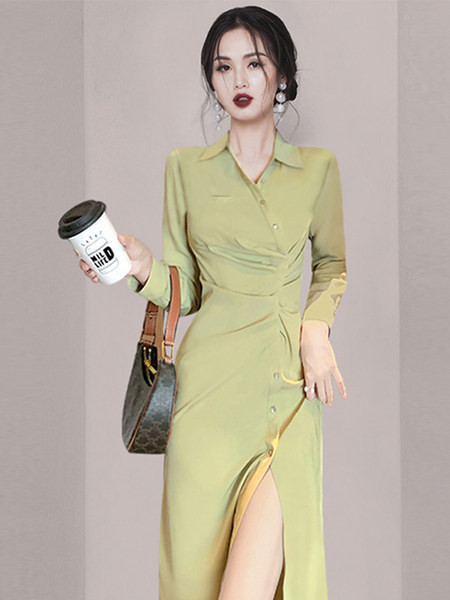 Asümmeetrilise kinnituse ja lõhikuga naiste kleit