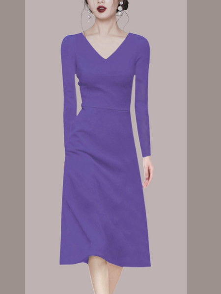 Praegune spitsikaelusega ja pikkade varrukatega kleit