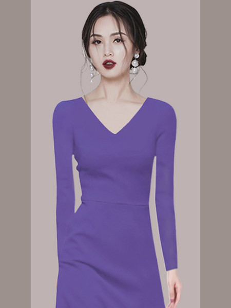 Praegune spitsikaelusega ja pikkade varrukatega kleit