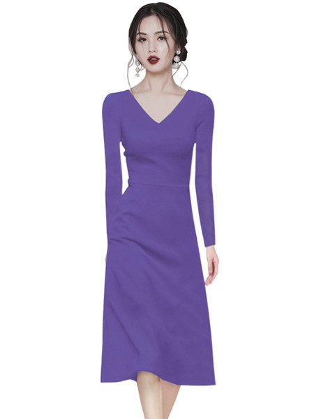 Praegune spitsikaelusega ja pikkade varrukatega kleit