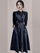 Moodne naiste kleit vöö ja nööpidega väljalõikega mudel