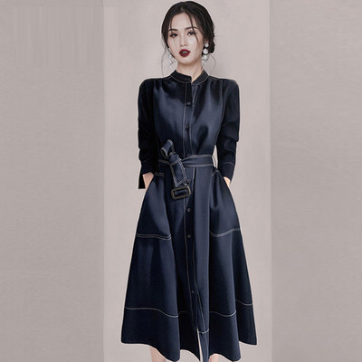 Moodne naiste kleit vöö ja nööpidega väljalõikega mudel