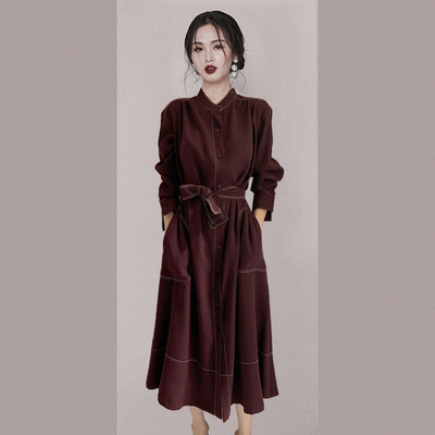 Moodne naiste kleit vöö ja nööpidega väljalõikega mudel