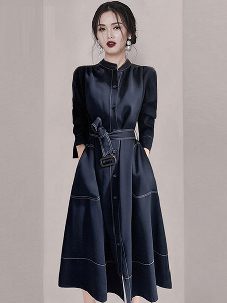 Moodne naiste kleit vöö ja nööpidega väljalõikega mudel