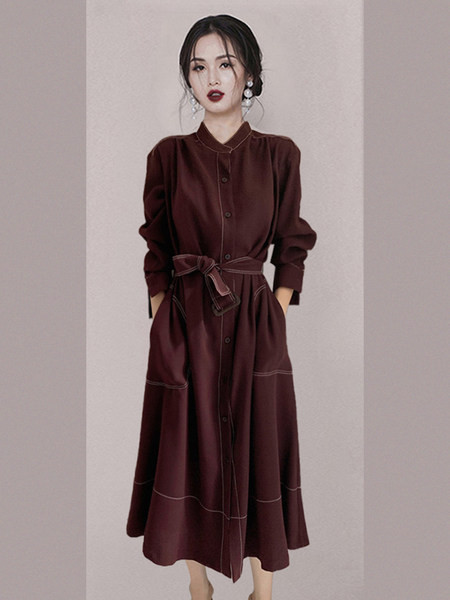 Moodne naiste kleit vöö ja nööpidega väljalõikega mudel