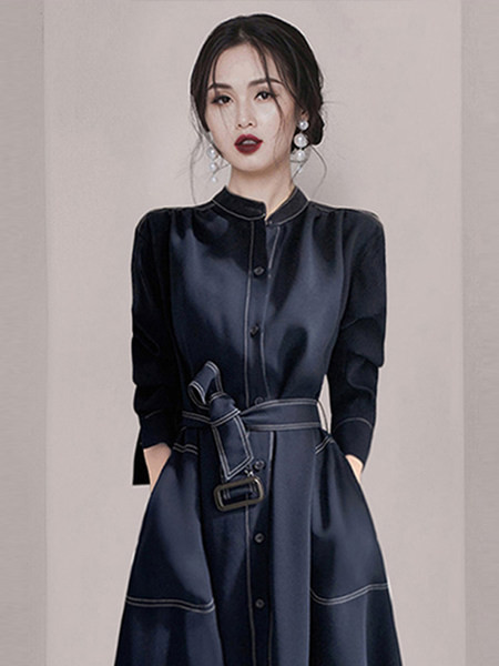 Moodne naiste kleit vöö ja nööpidega väljalõikega mudel