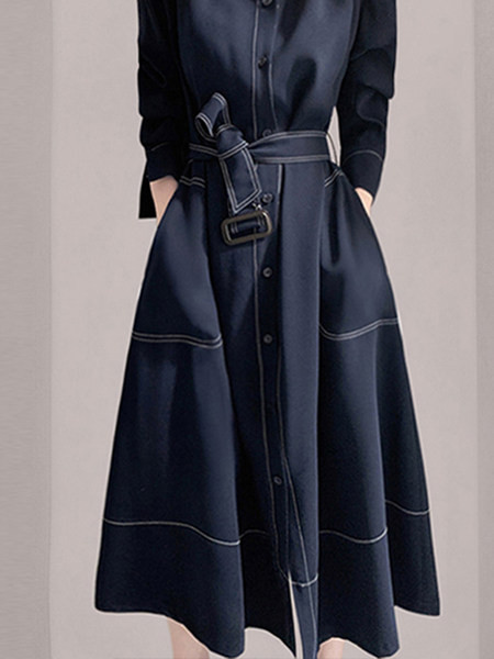 Moodne naiste kleit vöö ja nööpidega väljalõikega mudel