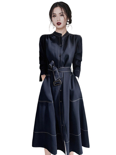 Moodne naiste kleit vöö ja nööpidega väljalõikega mudel