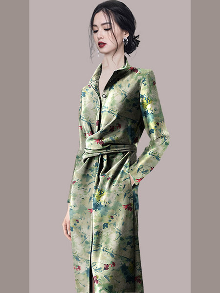 Moodne voogavate värvidega pikk kleit