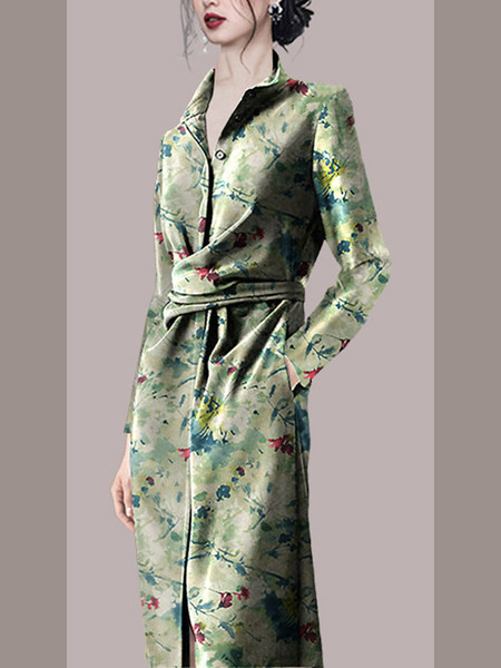 Moodne voogavate värvidega pikk kleit