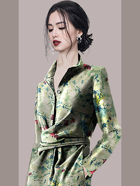 Moodne voogavate värvidega pikk kleit