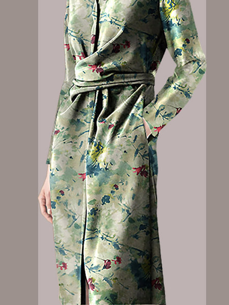 Moodne voogavate värvidega pikk kleit