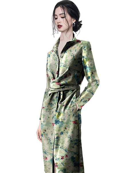 Moodne voogavate värvidega pikk kleit