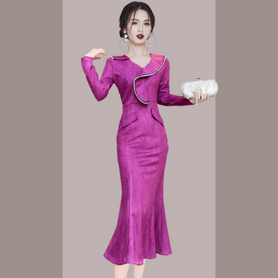 Moodne lokkide ja pikkade varrukatega naiste kleit