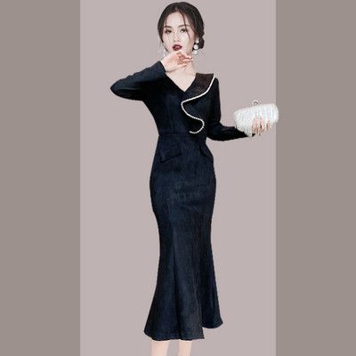 Moodne lokkide ja pikkade varrukatega naiste kleit