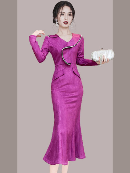 Moodne lokkide ja pikkade varrukatega naiste kleit