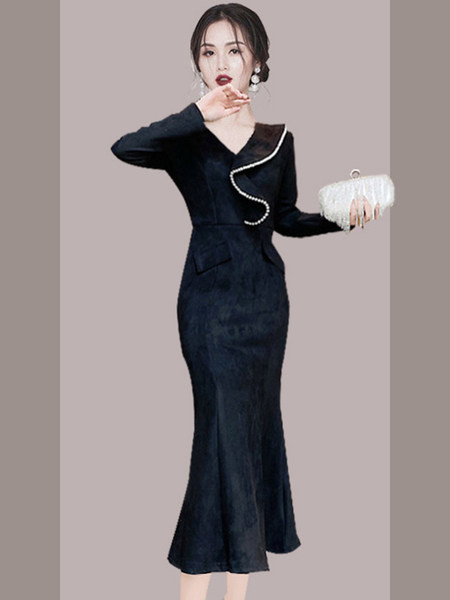 Moodne lokkide ja pikkade varrukatega naiste kleit