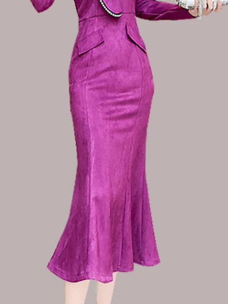 Moodne lokkide ja pikkade varrukatega naiste kleit