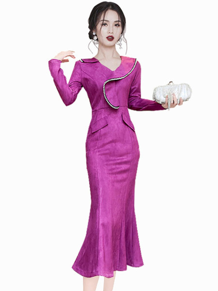 Moodne lokkide ja pikkade varrukatega naiste kleit