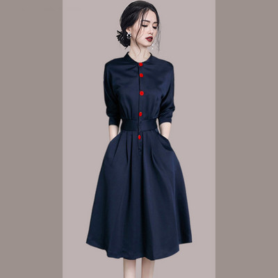 Naiste kleit nööpide ja vöörihmaga