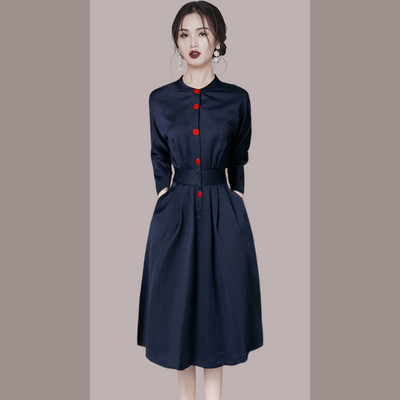 Naiste kleit nööpide ja vöörihmaga