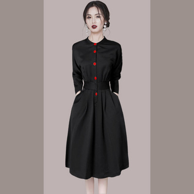 Naiste kleit nööpide ja vöörihmaga