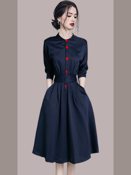 Naiste kleit nööpide ja vöörihmaga