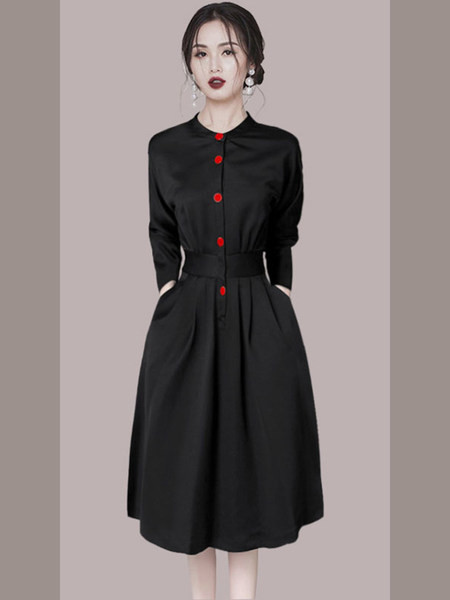 Naiste kleit nööpide ja vöörihmaga