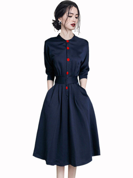 Naiste kleit nööpide ja vöörihmaga