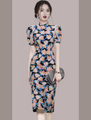 Värviline naiste kleit lühikeste varrukatega