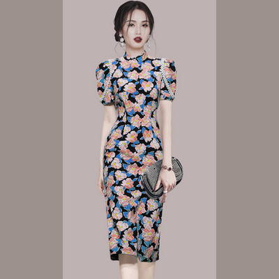 Värviline naiste kleit lühikeste varrukatega