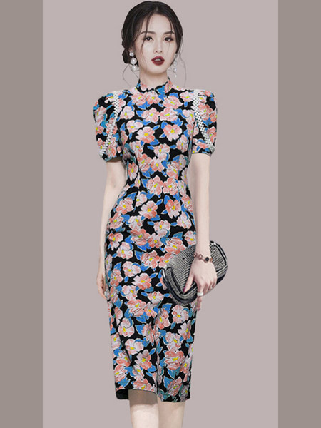 Värviline naiste kleit lühikeste varrukatega