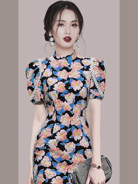 Värviline naiste kleit lühikeste varrukatega