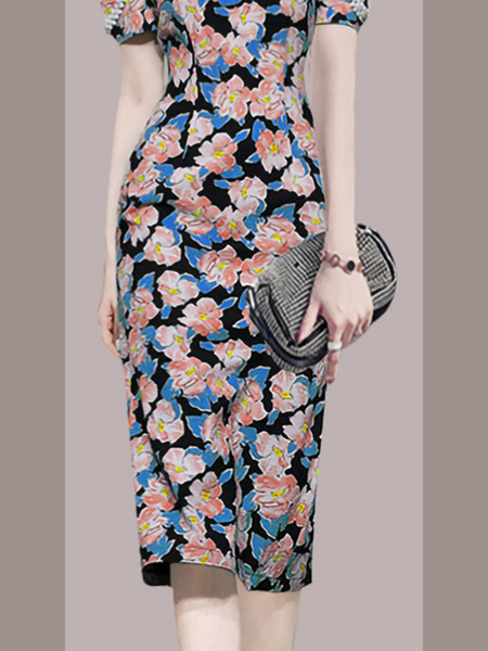 Värviline naiste kleit lühikeste varrukatega