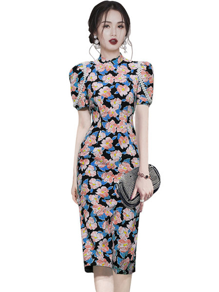 Värviline naiste kleit lühikeste varrukatega