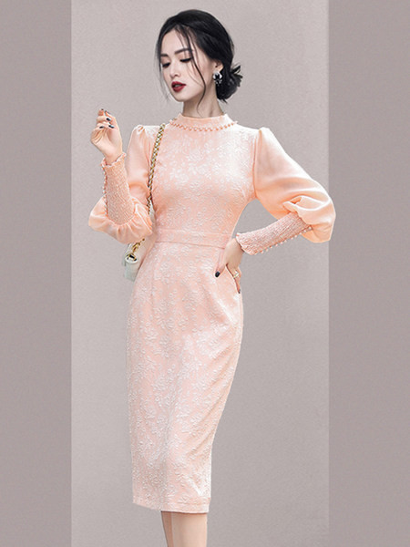 Stiilne nööpide ja pikkade varrukatega kleit