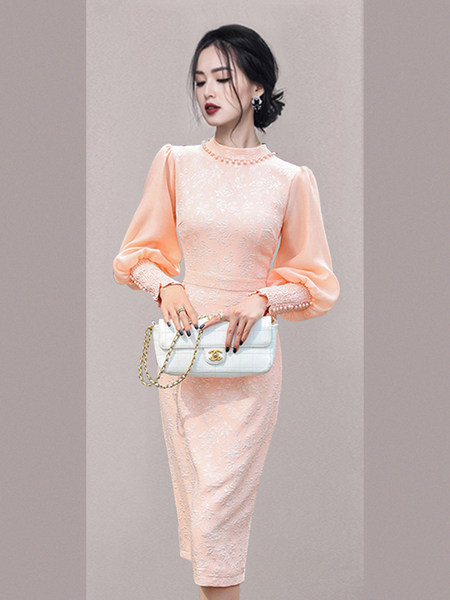 Stiilne nööpide ja pikkade varrukatega kleit